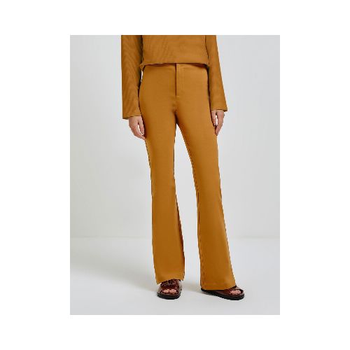 PANTALÓN MODELO FLARE CON CINTURA ALTA - MARRÓN — Hering