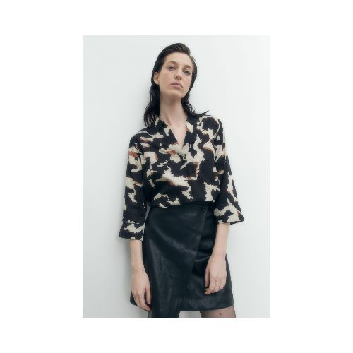 Blusa cuello camisero estampada - negro