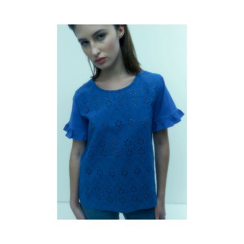 Remera escote base con broderie - azul francia