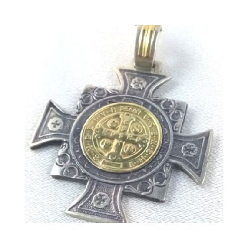 Cruz de San Benito de plata 925 y double en oro 18 Ktes. Medidas: 4 cm * 4 cm y espesor 2 mm.