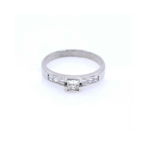 Anillo en oro 18k blanco y brillantes corte princesa — Facello Joyeros