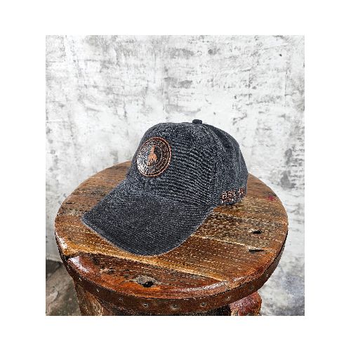 Gorro Escudo Cuero Negro