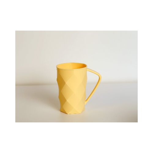 VASO PLÁSTICO CON ASA ROMBO (AMARILLO CLARO/340 ML) — MUMUSO