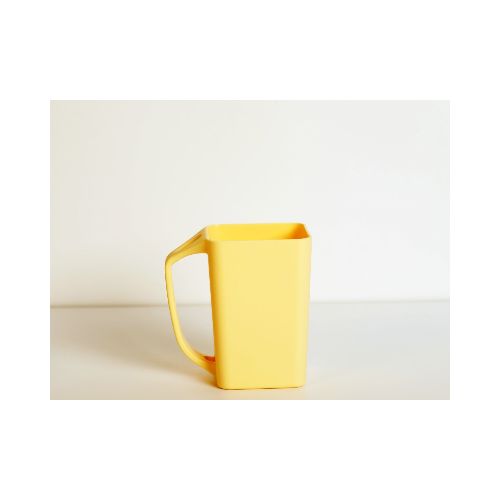 VASO PLÁSTICO CUADRADO CON ASA (AMARILLO CLARO/420 ML) — MUMUSO